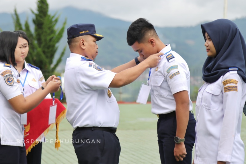 Kepala BPSDMP mengalungi tanda peserta pada perwakilan CPNS Kemenhub