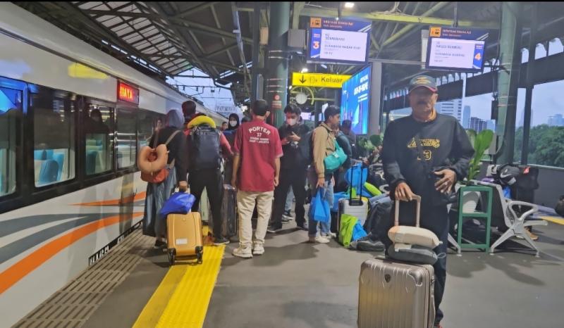 Penumpang KA di Stasiun Gambir. (FOTO:KAI Daop 1 Jakarta)