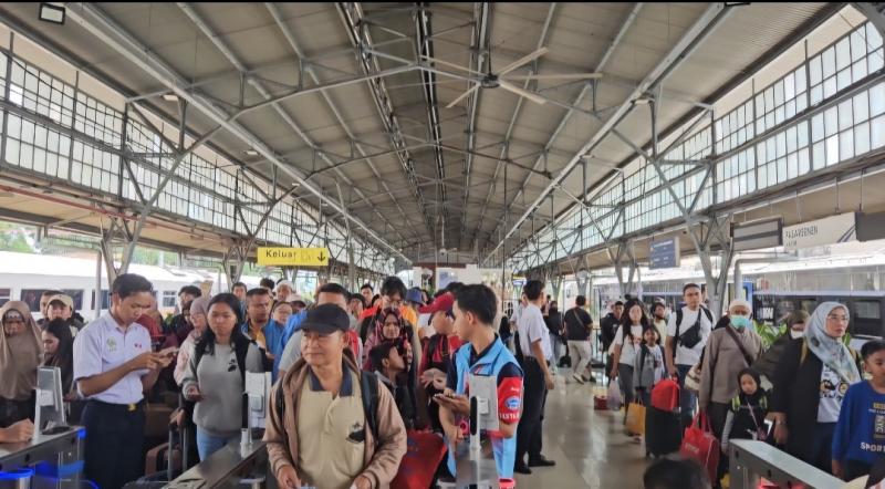 Penumpang KA pada momen libur panjang Isra Miraj dan Imlek alami pelonjakan di Stasiun Pasar Senen pada Jumat (24/1/2025). 
