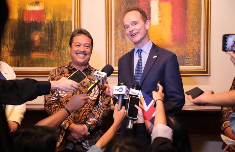Menteri KKP, Sakti Wahyu Trenggono bersama Duta Besar Inggris untuk Indonesia dan Timor Leste Dominic Jermey, usai meluncurkan program Blue Planet Fund Country Plan.
