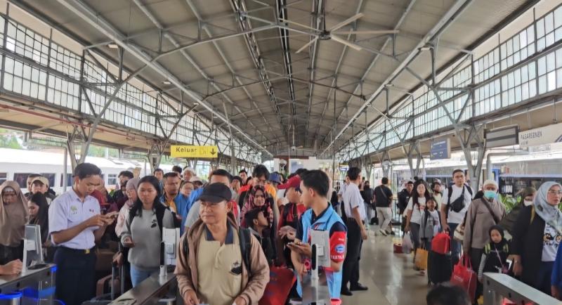 Penumpang KA memadati Stasiun Pasar Senen saat momen libur panjang menjelang hari Raya Imlek. (Ist)