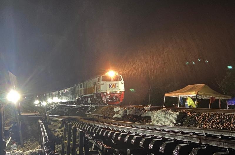 KA harus mengalami operasional memutar gegera jalur rel di antara Stasiun Gubug-Karangjati berdampak banjir kembali pada Jumat malam hingga Sabtu siang ini. (Ist)