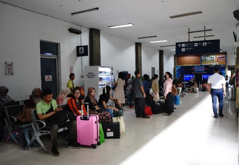 Penumpang KA di Stasiun Medan. (Foto:dok.KAI)