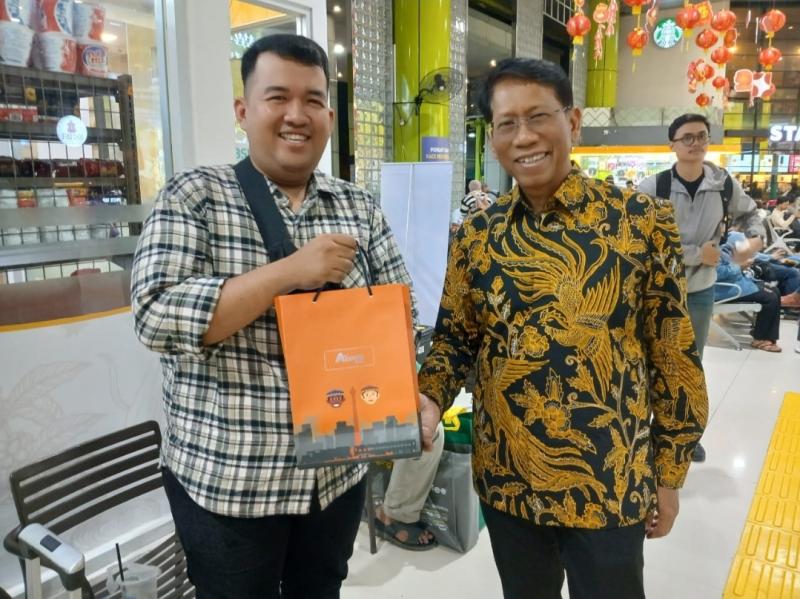 Dirut KAI Didiek Hartantyo saat menyapa penumpang yang alami keterlambatan perjalanan KA akibat banjir di jalur KA Grobogan. Dirut menyapa di Stasiun Gambir pada Sabtu (26/1/2025).