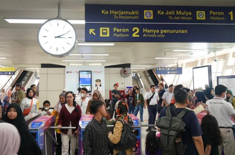 Penumpang LRT Jabodebek saat keluar dan masuk stasiun. 