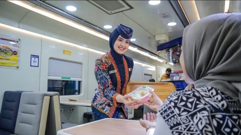 Petugas layanan dari KAI Services saat bertugas ke penumpang KA. (Ist)