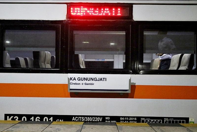 KA Gunung Jati relasi Gambir Cirebon PP mulai melayani penumpang saat Gapeka terbaru, 1 Februari 2025. 