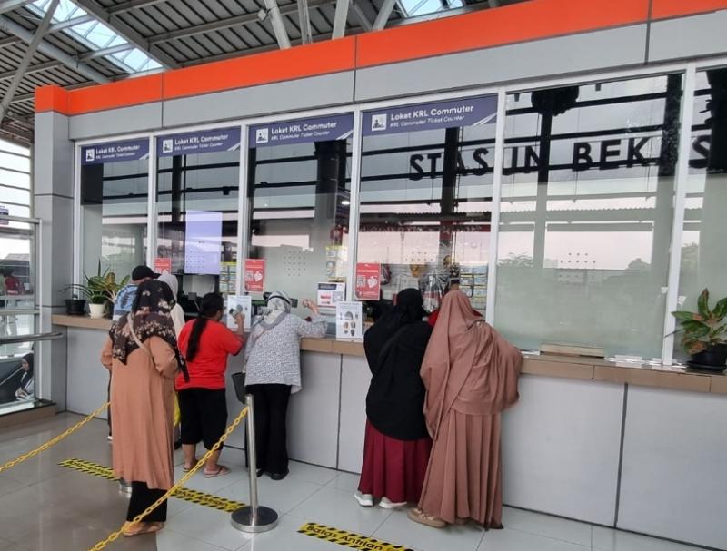 Loket KRL melayani pembelian tiket dan isi saldo KMT di Stasiun Bekasi. (Ist)