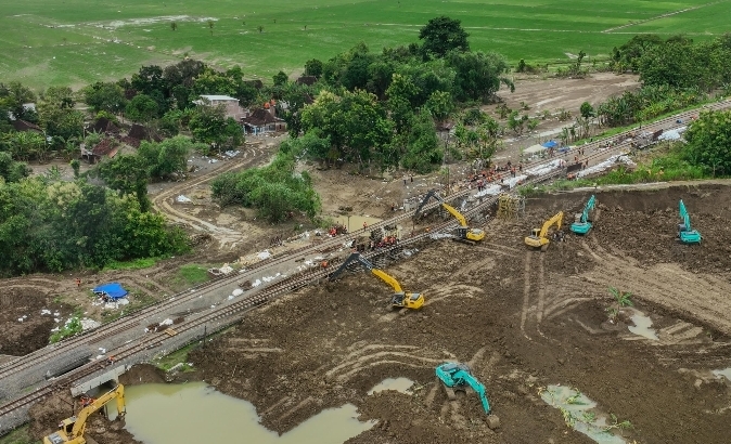 Jalur KA terdampak banjir Sungai Tuntang terus dilakukan upaya percepatan perbaikan dengan standar keamanan. (Ist)