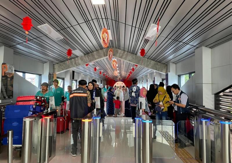 Penumpang kereta api akan melakukan boarding tiket sebelum keberangkatan KA dari Wilayah Daop 5 Purwokerto.(Ist)
