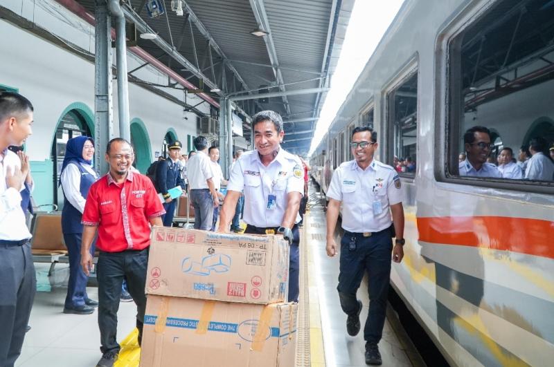 Executive Vice President Daop 1 Jakarta, Yuskal Setiawan turut ikut membantu membawa barang bawaan penumpang sebagai bentuk permohonan maaf kepada penumpang atas keterlambatan perjalanan kereta api.  