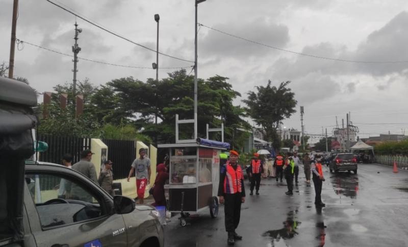 Petugas melakukan penertiban kepada pedagang liar yang terdapat di jalur masuk mobil Stasiun Pasar Senen pada Selasa (4/2/2025).