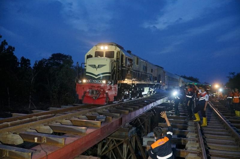 Satu jalur yang sempat terputus akibat luapan sungai Tuntang di Grobogan dilakukan uji coba dilintasi KA pada Selasa (4/2/2025) sore.