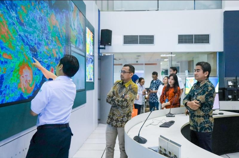 Executive Vice President (EVP) Daop 1 Jakarta Yuskal Setiawan bersama jajaran melakukan kordinasi mitigasi cuaca untuk perjalanan Kereta Api ke kantor BMKG pada Selasa (4/2/2025).
