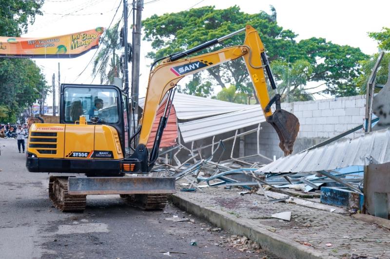 Penertiban bangunan kios di Taman Sari, Serang untuk penataan lingkungan dilakukan oleh KAI Daop 1 Jakarta bersama Pemerintah setempat pada Rabu (5/2/2025). 