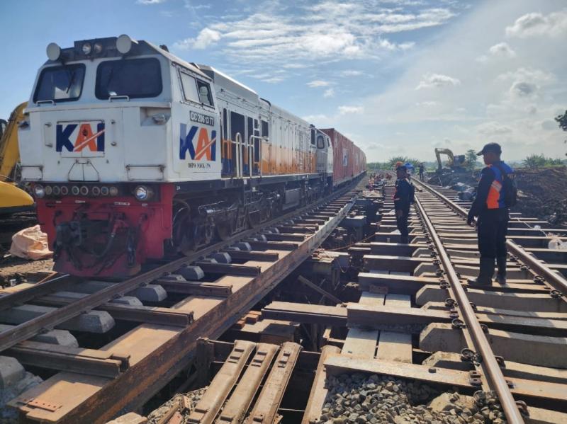 Kedua jalur KA yang terdampak banjir sungai Tuntang kali ini sudah bisa dipulihkan KAI dan dilalui oleh KA dengan kecepatan terbatas. 
