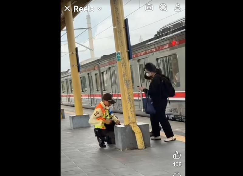 Potongan video yang memperlihatkan petugas keamanan menangani penumpang KRL tak sadarkan diri di Stasiun Kranji. 