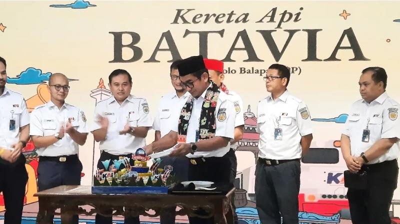 Pemotongan tumpeng oleh Executive Vice President (EVP) Daop 1 Jakarta Yuskal Setiawan pada saat peluncuran perdana KA Batavia dari Stasiun Gambir pada Kamis (6/2/2024).