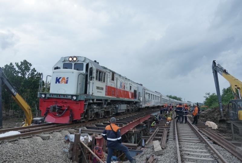 Kereta api yang lalui jalur rel terdampak banjir Sungai Tuntang Grobogan sudah ditingkatkan laju kecepatannya. (Ist)
