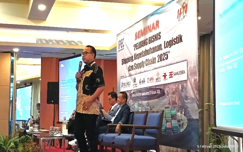 Adi Sugiri EGM Pelindo Regional 2 Tanjung Priok saat memberikan pemaparan di Seminar IPEC. Foto istimewa/BeritaTrans.com/ahmad 