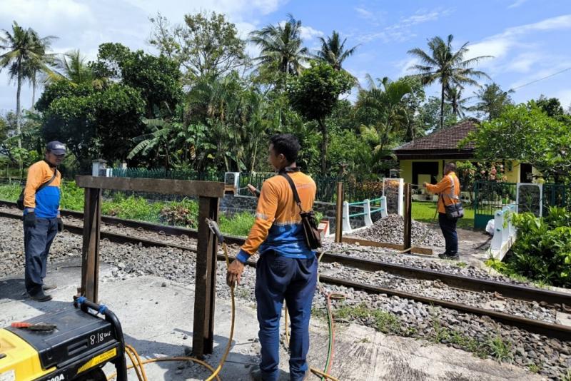 KAI lakukan penutupan pada perlintasan sebidang liar yang membahayakan perjalanan kereta api maupun masyarakat sekitar. (Ist)