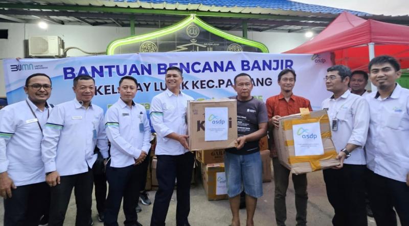 Penyerahan bantuan bagi korban banjir di Lampung dari ASDP