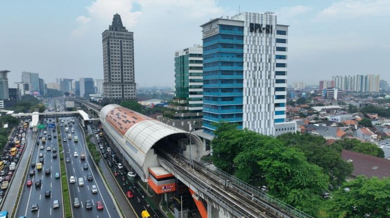 Stasiun LRT Jabodebek terkoneksi dengan moda tranaportasi lain sebagai wujud transportasi yang efisien. (Ist)