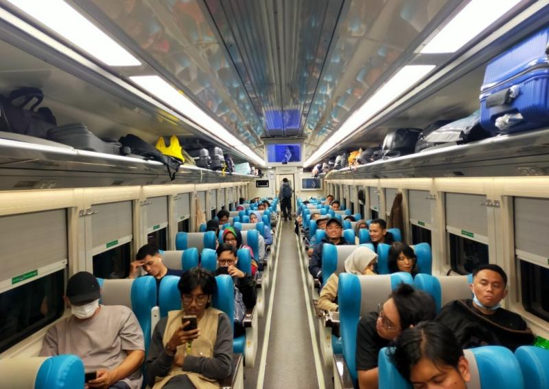 KA Batavia menjadi pilihan masyarakat untuk rute Jakarta-Solo. (Dok.KAI)