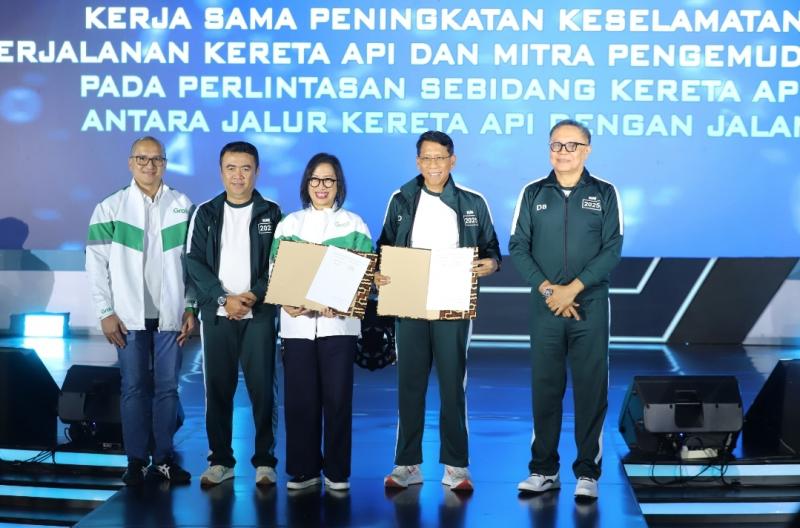 Penandatanganan kerja sama KAI dengan Grab dilakukan oleh Direktur Utama KAI Didiek Hartantyo dan Country Managing Director Grab Indonesia Neneng Goenadi berlangsung di Mason Pine Hotel, Kabupaten Bandung Barat pada Kamis (13/2/2025).