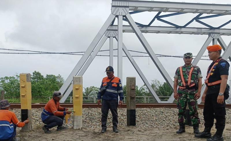 Penutupan perlintasan liar sebidang oleh petugas dari KAI Divre 1 Sumut. (Ist)