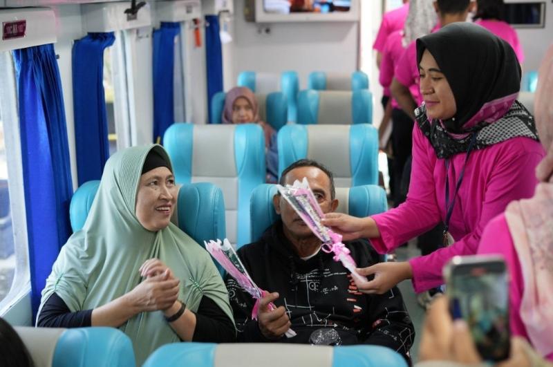 KAI Daop 5 Purwokerto memeriahkan hari kasih sayang dengan membagikan sejumlah kejutan kepada penumpang kereta api pada Jumat (14/2/2025).