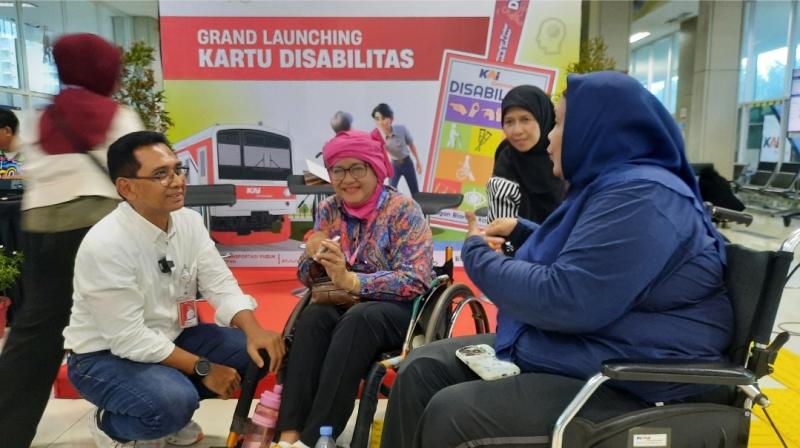 Direktur Utama KAI Commuter, Asdo Artriviyanto bersama komunitas disabilitas yang merupakan pengguna KRL saat peluncuran KMT Khusus Disabilitas di Stasiun BNI City, Jumat (14/2/2025).