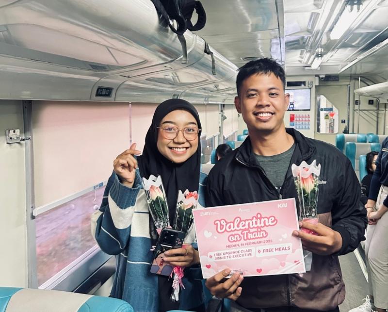 Penumpang KA Sribilah Utama mendapatkan hadiah kejutan dari KAI Divre I Sumut pada perayaan hari kasih sayang, Jumat (14/2/2025).