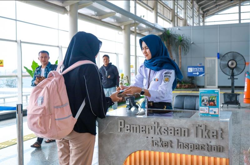 Pemeriksaan tiket penumpang KA sebelum diberangkatkan. (Ist)