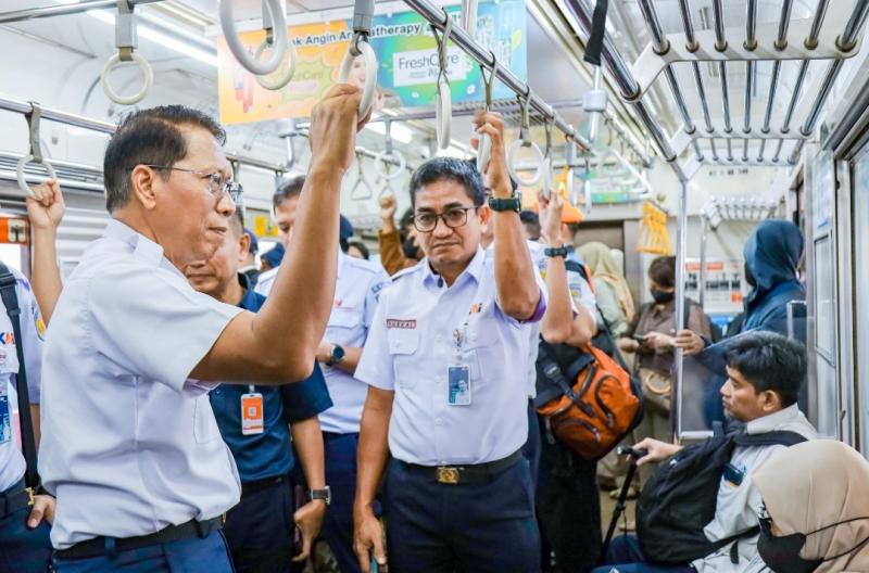 Dirut KRL saat meninjau layanan khusus disabilitas pengguna KRL Commuter Line. (Ist)