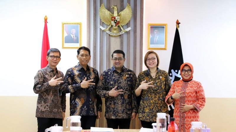 Direktur Utama KAI, Didiek Hartantyo, bersama Sekretaris Kementerian Ekonomi Kreatif, Dessy Ruhati, menandatangani Nota Kesepahaman (MoU) dalam rangka memperkuat sinergi pengembangan ekonomi kreatif Indonesia di Gedung Film Pesona Indonesia, Jakarta, pada Selasa (18/2). Kerjasama ini bertujuan memajukan industri kreatif tanah air melalui pemanfaatan aset KAI.