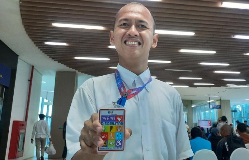 Salman yang merupakan berkebutuhan khusus saat menunjukkan kartu KMT khusus Disabilitas untuk pengguna KRL. 