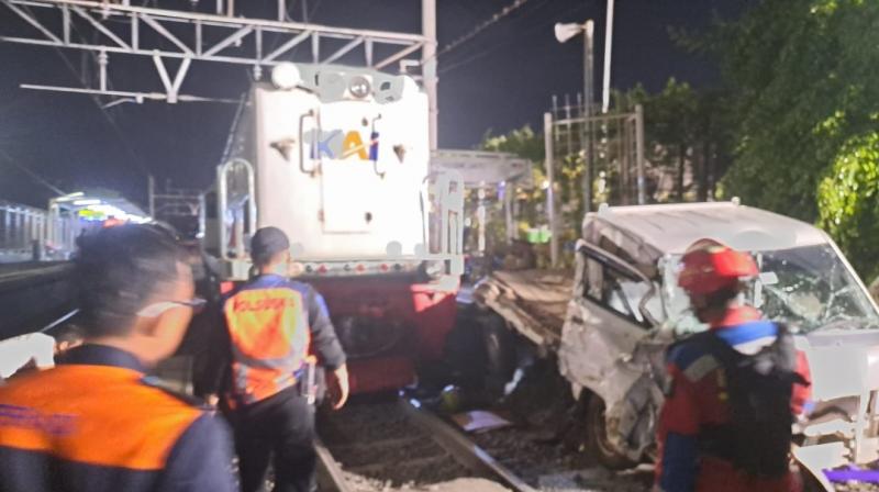 Kecelakaan KA tertemper mobil box di perlintasan langsung Jatinegara pada Rabu (19/2/2025).