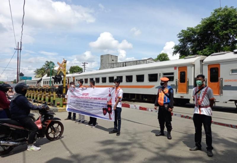 Sosialisasi berkeselamatan di perlintasan sebidang kereta api. (Ist)