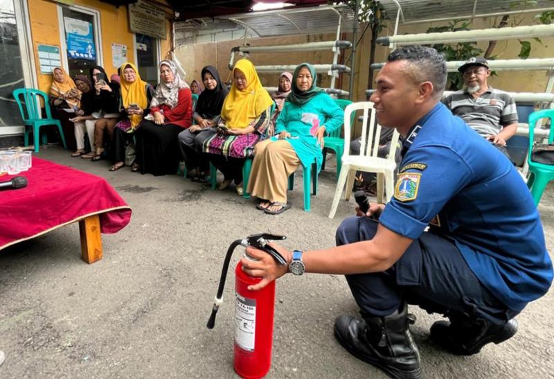 Petugas Damkar menerangkan cara penggunaan APAR. Foto istimewa/IPC TPK