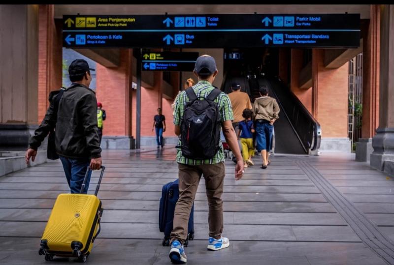 Pengguna jasa penerbangan di salah satu bandara