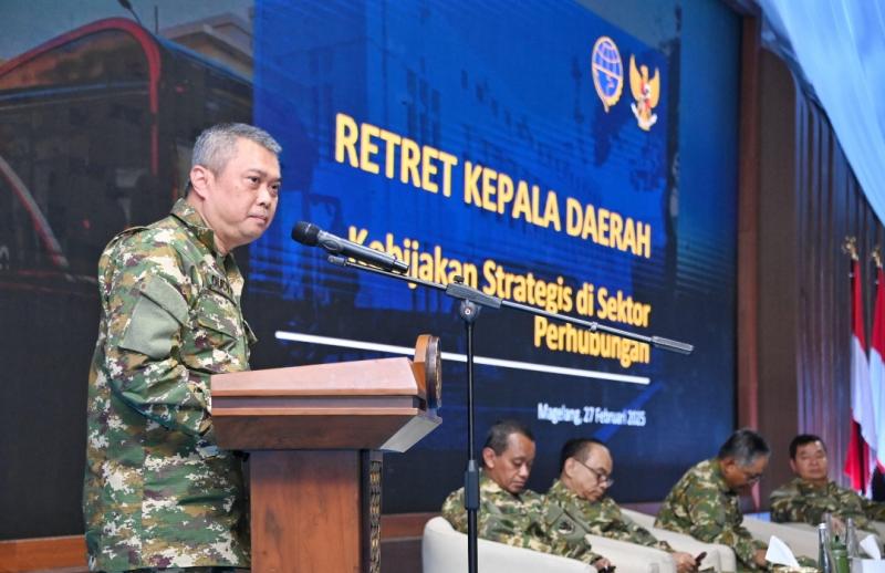 Menhub saat menjadi pembicara di Retreat Bupati aeluruh Indonesia