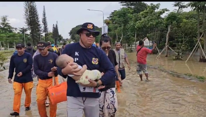 Tim Quick Respon PPLP Tanjung Priok evakuasi warga Bekasi. Foto istimewa/PPLP Tanjung Priok 