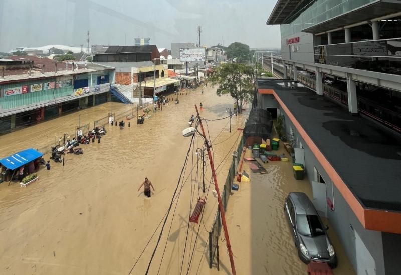 Banjir di wilayah Kota Bekasi pada Selasa (4/3/2025), mengenangi akses jalan raya juga menuju stasiun kereta api. 
