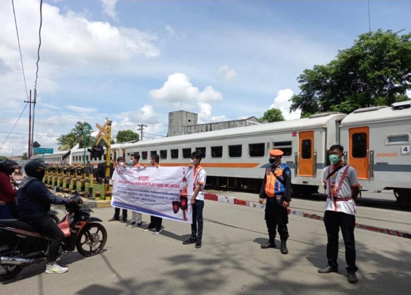 Sosialisasi KAI bersama relawan mengenai keselamatan di perlintasan sebidang. (Foto/dok.KAI)