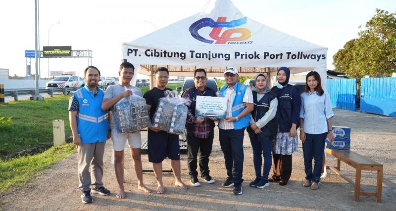 Penyerahan bantuan korban banjir di Bekasi