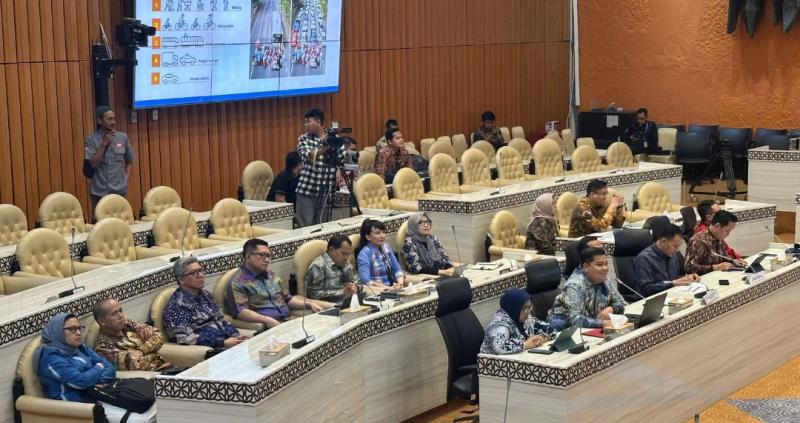 Rapat Komisi V DPR dan MTI