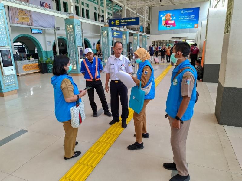 Jelang masa angkutan Lebaran 2025, puskesmas senen gandeng KAI Daop 1 Jakarta melakukan pengawasan dan bina pemilik stand di stasiun. 