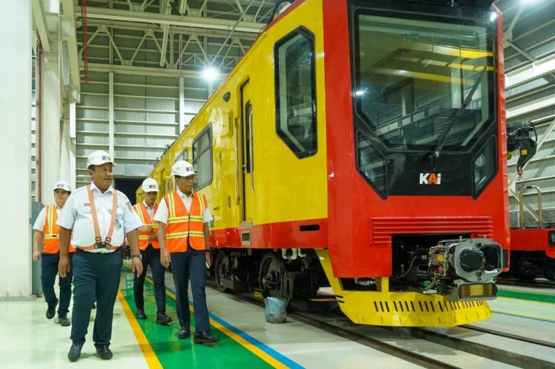 Dirut KAI Didiek Hartantyo bersama EVP Mochammad Purnomosidi mengunjungi Depo untuk meninjau kesiapan angkutan lebaran 2025 LRT Jabodebek.