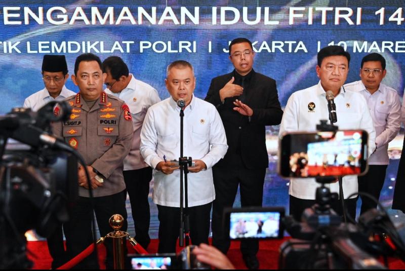 Menhub saat menyampaikan keterangan pers
